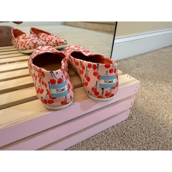 Toms junior size 4 women’s size 5.5-6 cherry pattern - Picture 5 of 6